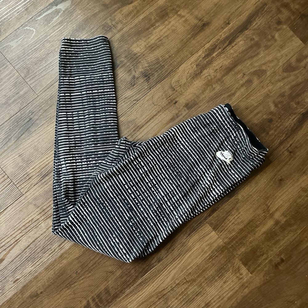 Nike stripe workout leggings.